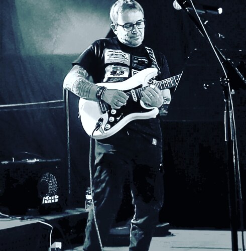Marcelo Russo interpretando música en vivo